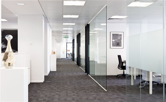 �f������